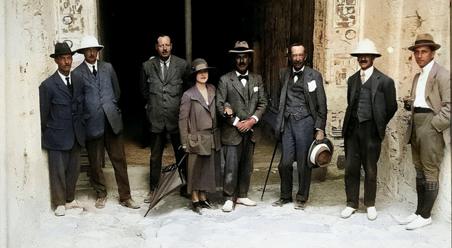 Davanti all'ingresso del sepolcro di Tutankhamon, da sinistra: Arthur Mace, Richard Bethell, Arthur Callender, Lady Evelyn Herbert, Howard Carter, George Herbert, quinto conte di Carnarvon, Alfred Lucas, Harry Burton