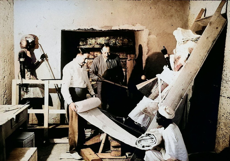 Howard Carter al lavoro con alcuni reperti trovati nella tomba di Tutankhamon