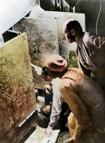 Howard Carter con il suo assistente Arthur Callender mentre aprono una via verso la quarta stanza della tomba di Tutankhamon