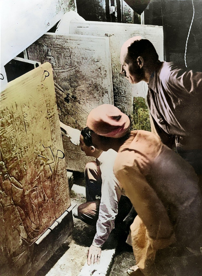 Howard Carter con il suo assistente Arthur Callender mentre aprono una via verso la quarta stanza della tomba di Tutankhamon