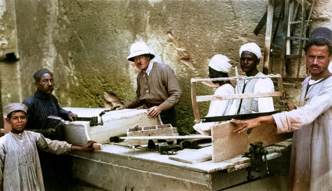 Howard Carter al lavoro per preparare la chiusura della tomba di Tutankhamon