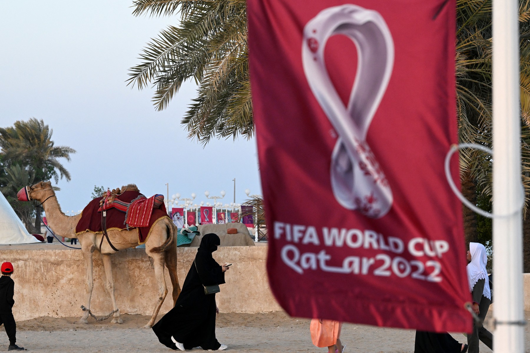 După protestele împotriva abuzurilor din Qatar, FIFA îi îndeamnă pe jucători să nu lase fotbalul să fie atras în bătălii politice