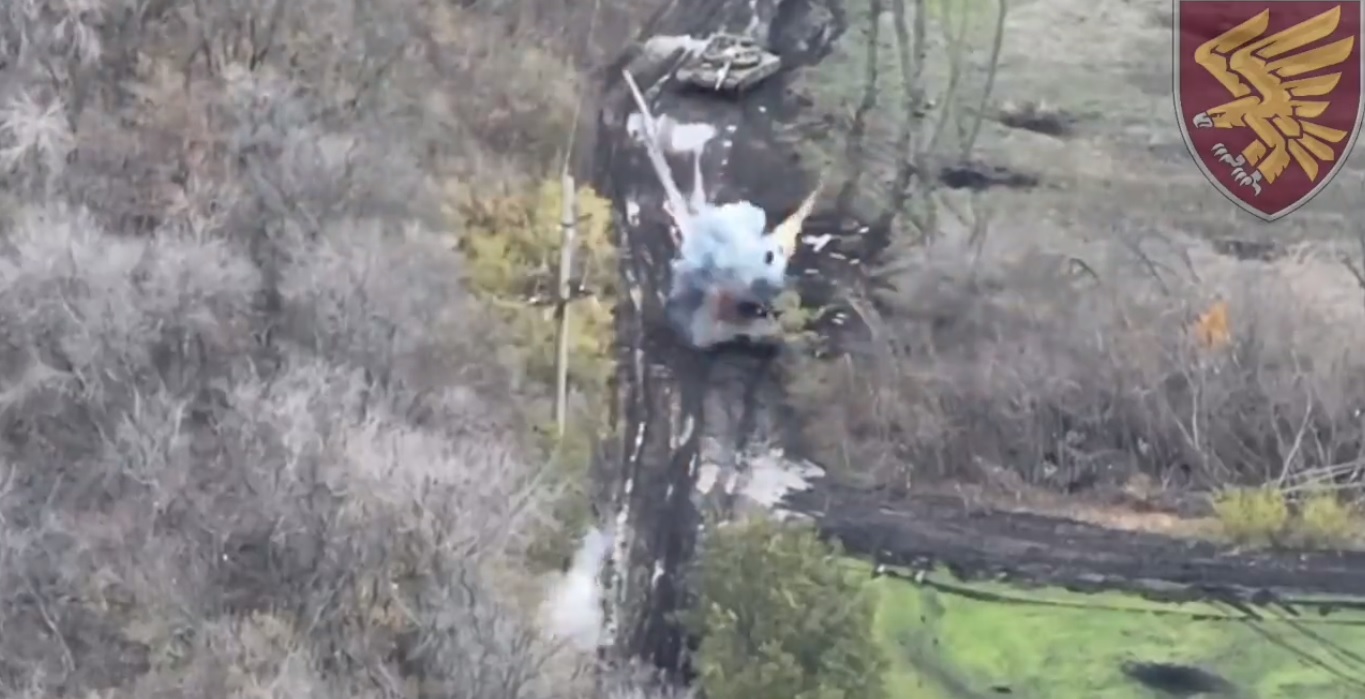 VIDEO. Om contra tanc. Cum a reușit un soldat ucrainean ascuns în pădure să distrugă un tanc rusesc