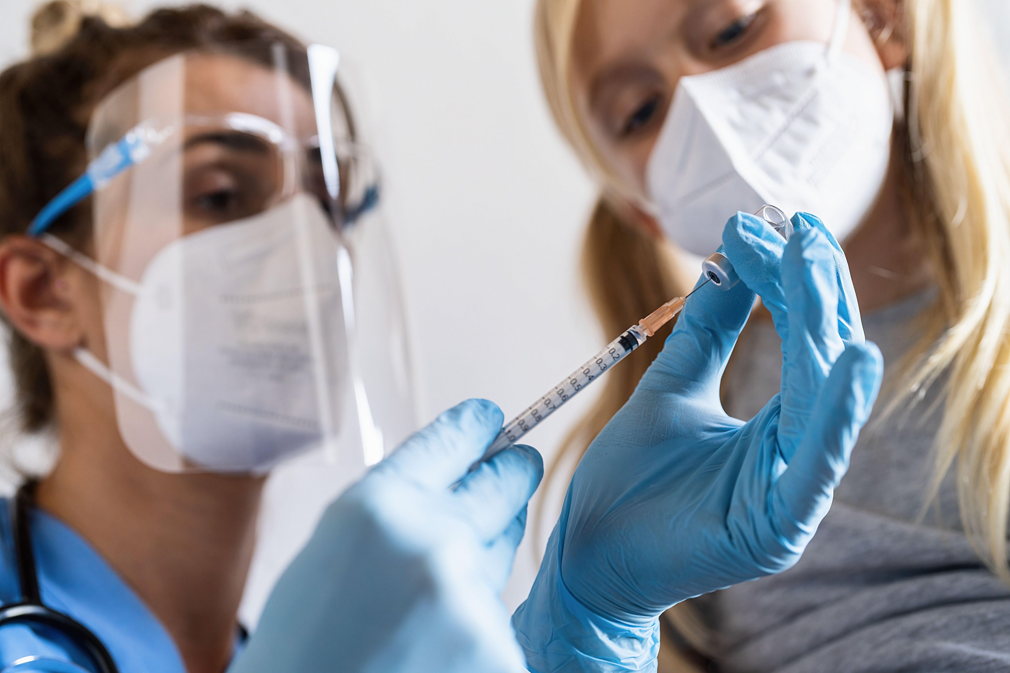 Pfizer și BioNTech pregătesc un vaccin comun pentru Covid-19 și gripă. Primul voluntar a primit deja o doză