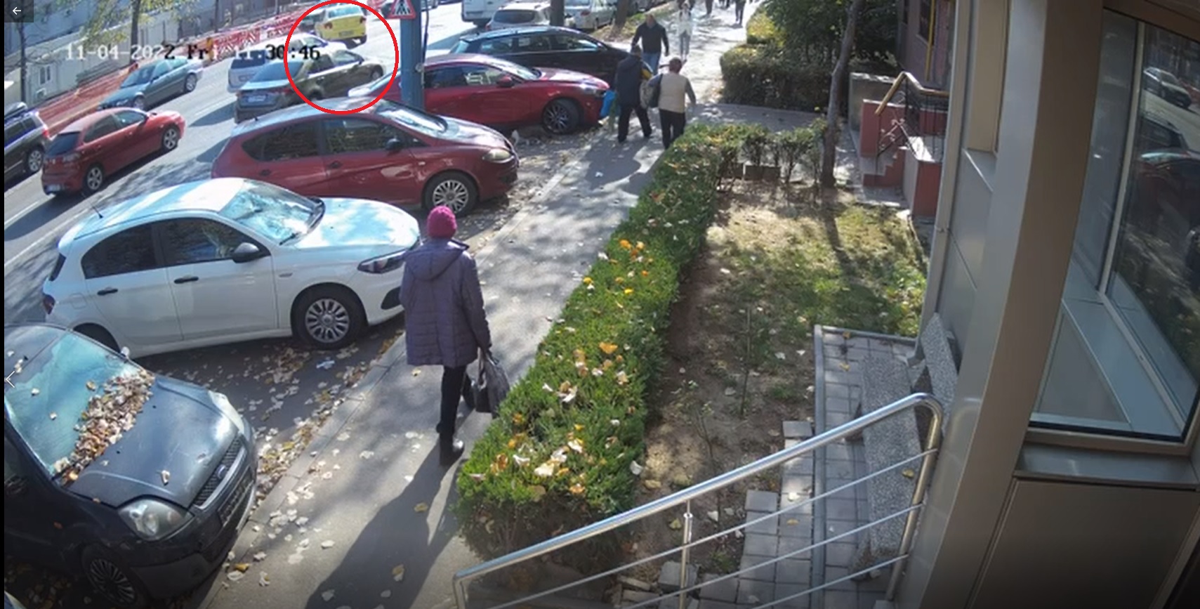 Un taxi fără șofer a ajuns în șanț. Taximetristul a aflat de pe camerele de supraveghere ce s-a întâmplat