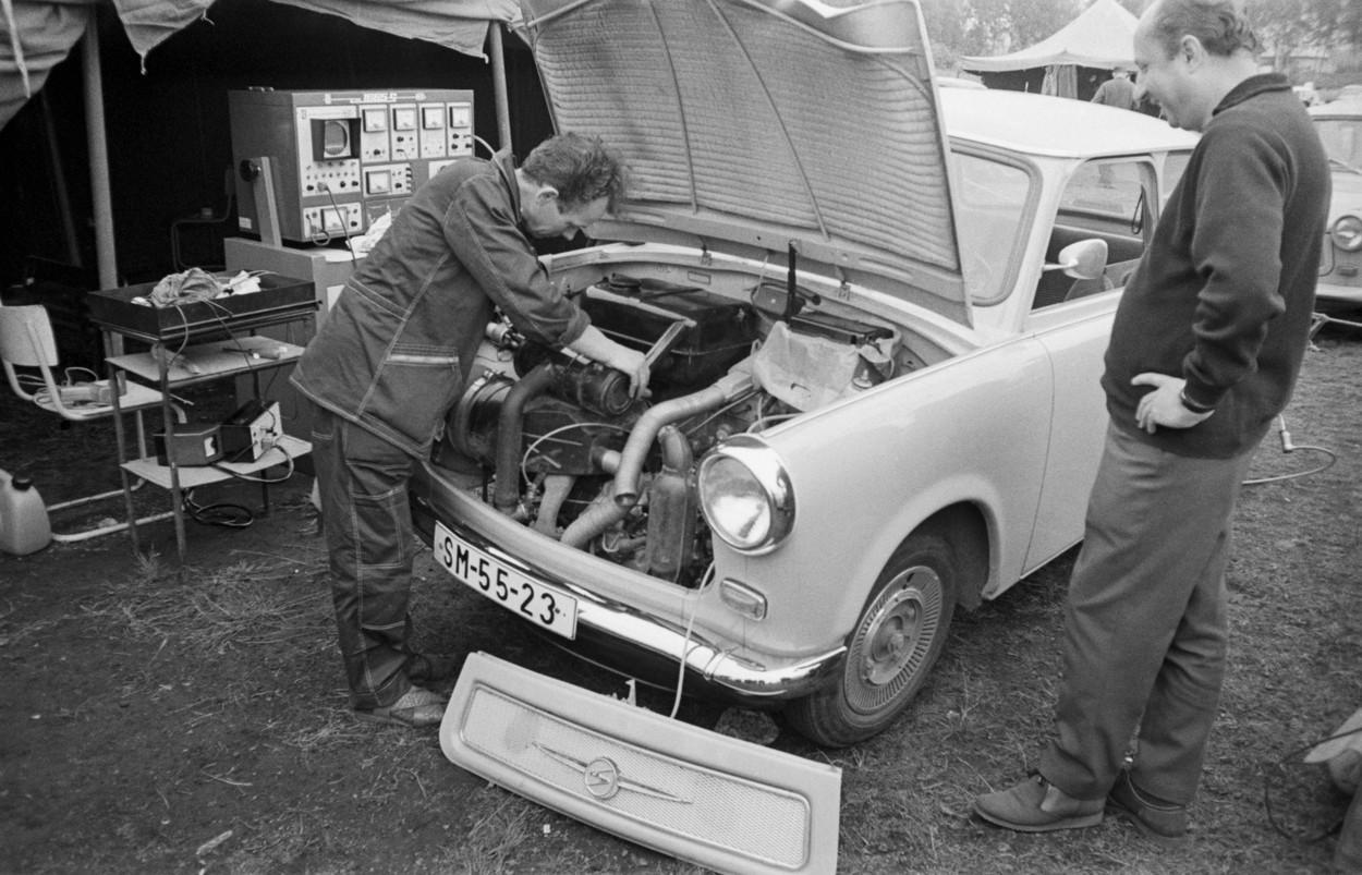 65 de ani de când primul Trabant a ieșit de pe linia de producție. Mica  mașină germană a fost faimoasă și în România | Digi24