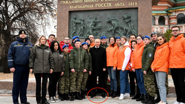 Vladimir Putin, înconjurat de copii, s-a cățărat pe bordură, pentru a mai câștiga câțiva centimetri