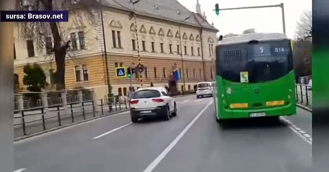 VIDEO Un șofer de autobuz filmează cu telefonul în timp ce conduce. „Aveţi grijă cum vă băgaţi, că eu stau pe Tik Tok”