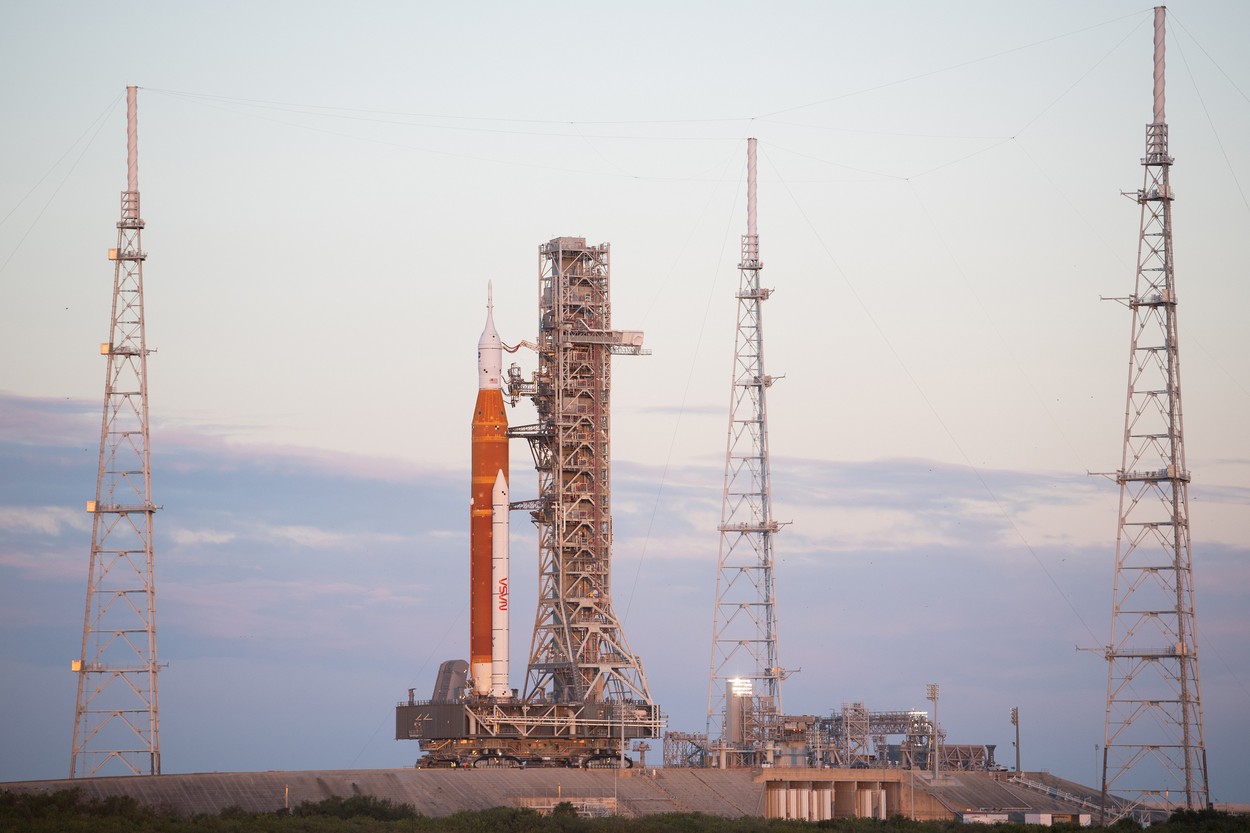 NASA amână din nou plecarea spre Lună a megarachetei SLS, abia scoasă din hangar. Condițiile în care va fi lansată