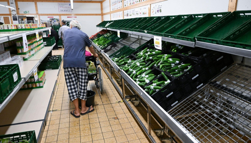 Stuttgart, Germany. 21st July, 2022. People buy groceries at a food bank. Welfare associations have demanded that the green-black state government immediately convene a social summit. Credit: Bernd Weibrod/dpa/Alamy Live News