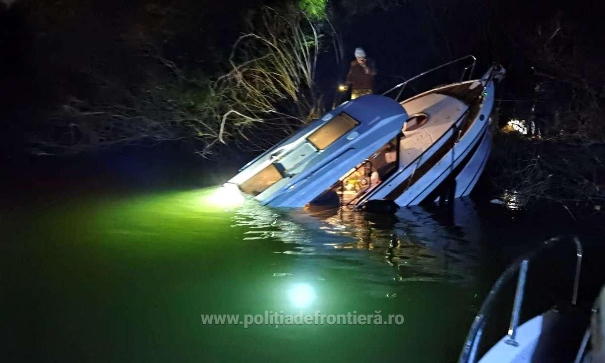 Operațiune de salvare contracronometru în Deltă. Trei turiști s-au scufundat cu barca