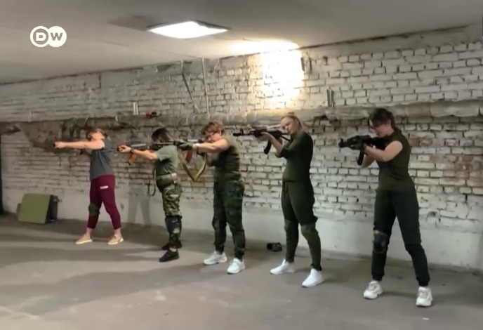 Cine sunt ucrainiencele care fac cocktailuri Molotov sau conduc trenuri printre bombardamente. Povești din prima linie