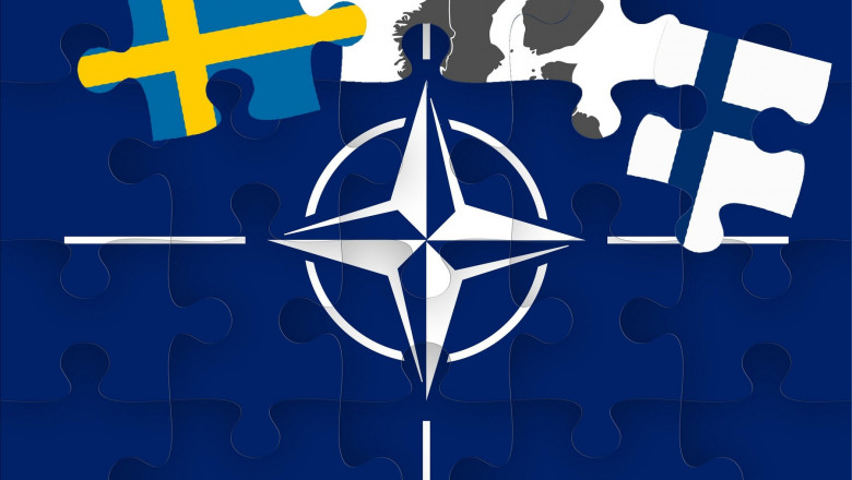 Symbol image: A puzzle with the logo of NATO. The two missing pieces are the flags of Finland and Sweden
