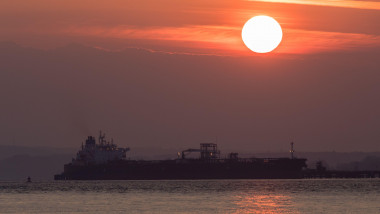 Zeci de nave pline cu gaze lichefiate plutesc în largul coastelor europene, așteptând să crească prețurile