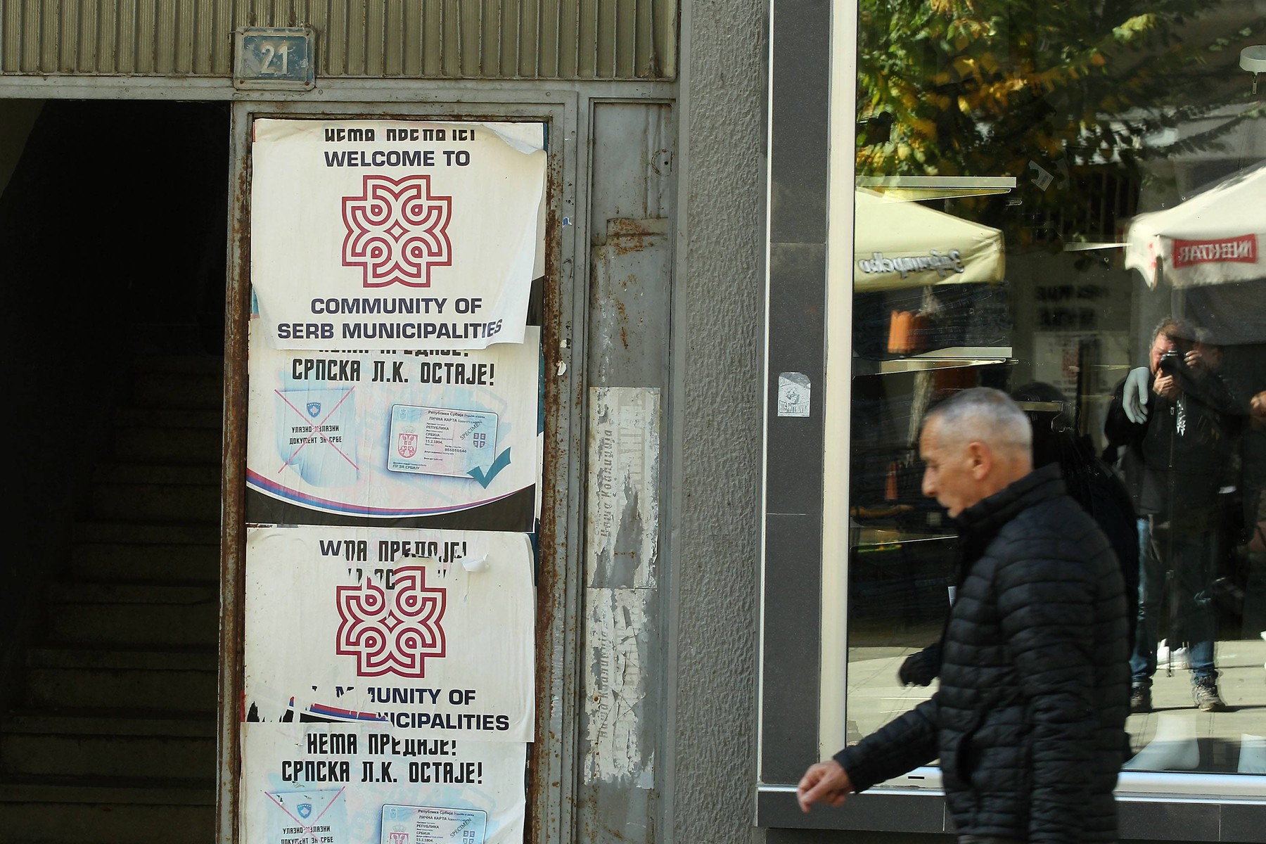 Sârbii din nordul Kosovo demisionează din toate instituțiile publice, după ce a intrat în vigoare măsura plăcuțelor de înmatriculare