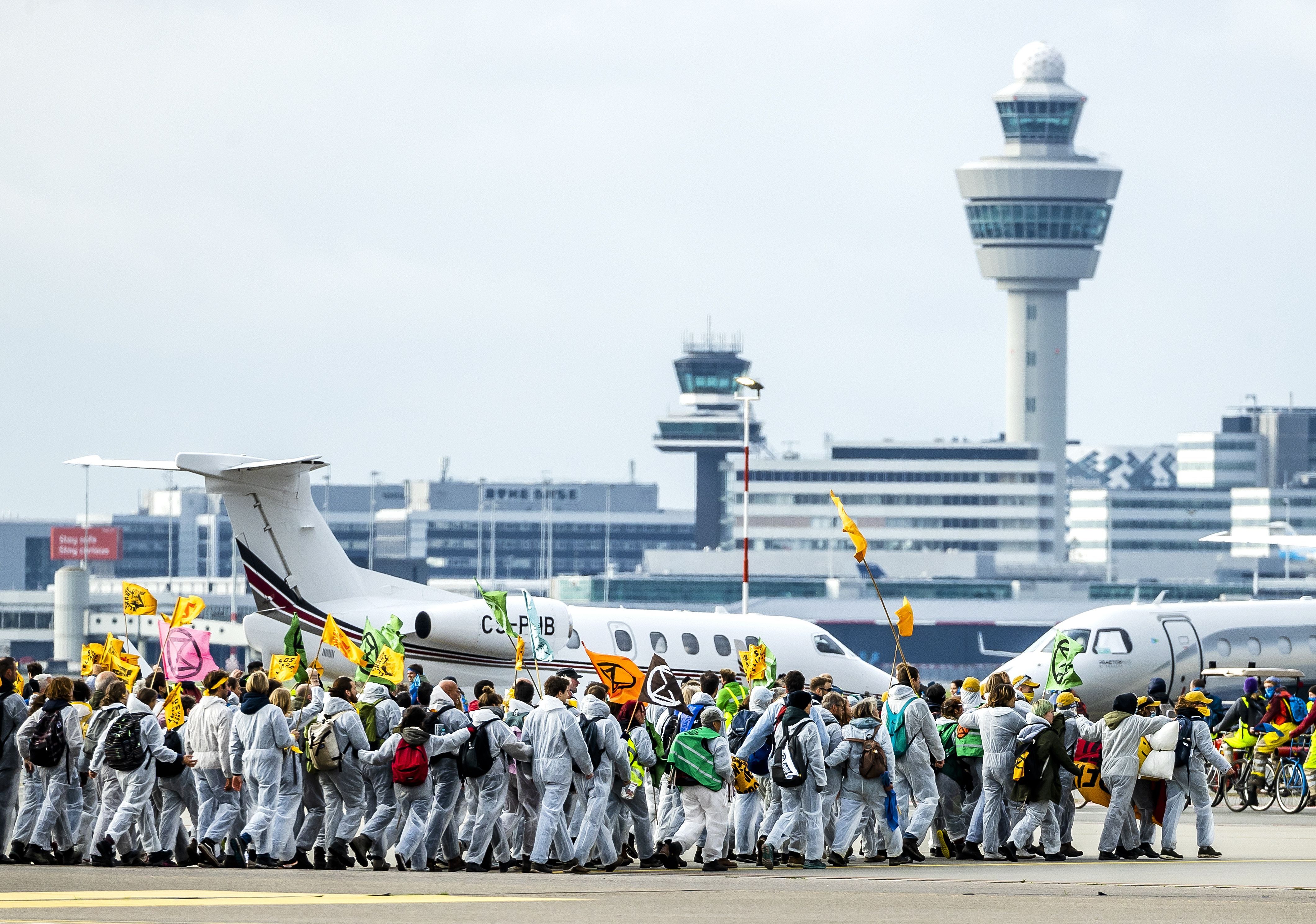 Activiștii pentru climă au blocat avioanele private pe aeroportul Schiphol din Amsterdam. Peste 100 de persoane arestate