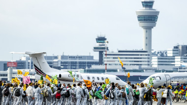 Activiștii pentru climă au blocat avioanele private pe aeroportul Schiphol din Amsterdam