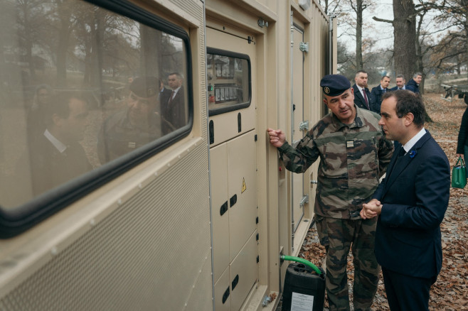 Ministrul francez al apărării Sebastien Lecornu vizitează Centrul de antrenament Getica de la baza militară de la Cincu alături de omologul român, Angel Tîlvăr. Foto Profimedia (5)