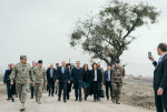 Ministrul francez al apărării Sebastien Lecornu vizitează Centrul de antrenament Getica de la baza militară de la Cincu alături de omologul român, Angel Tîlvăr. Foto Profimedia (1)