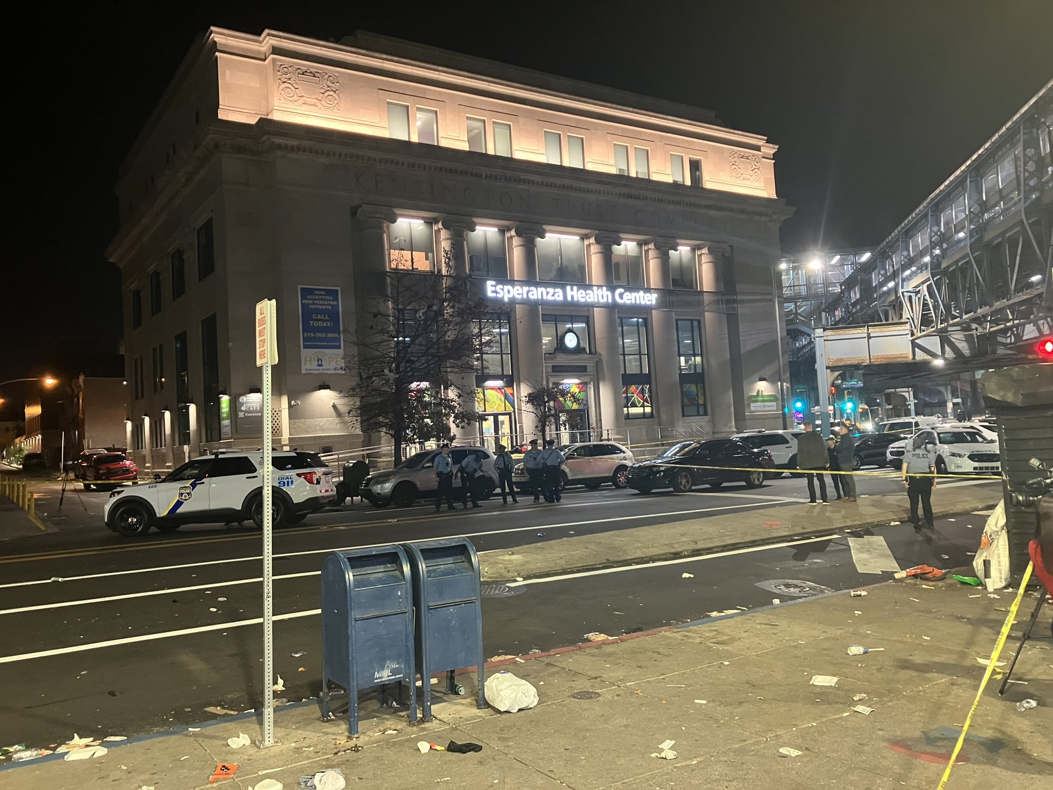 Nouă oameni au fost împușcați în fața unui bar, în Philadelphia. Mai mulți atacatori au tras 40 de gloanțe în mulțime