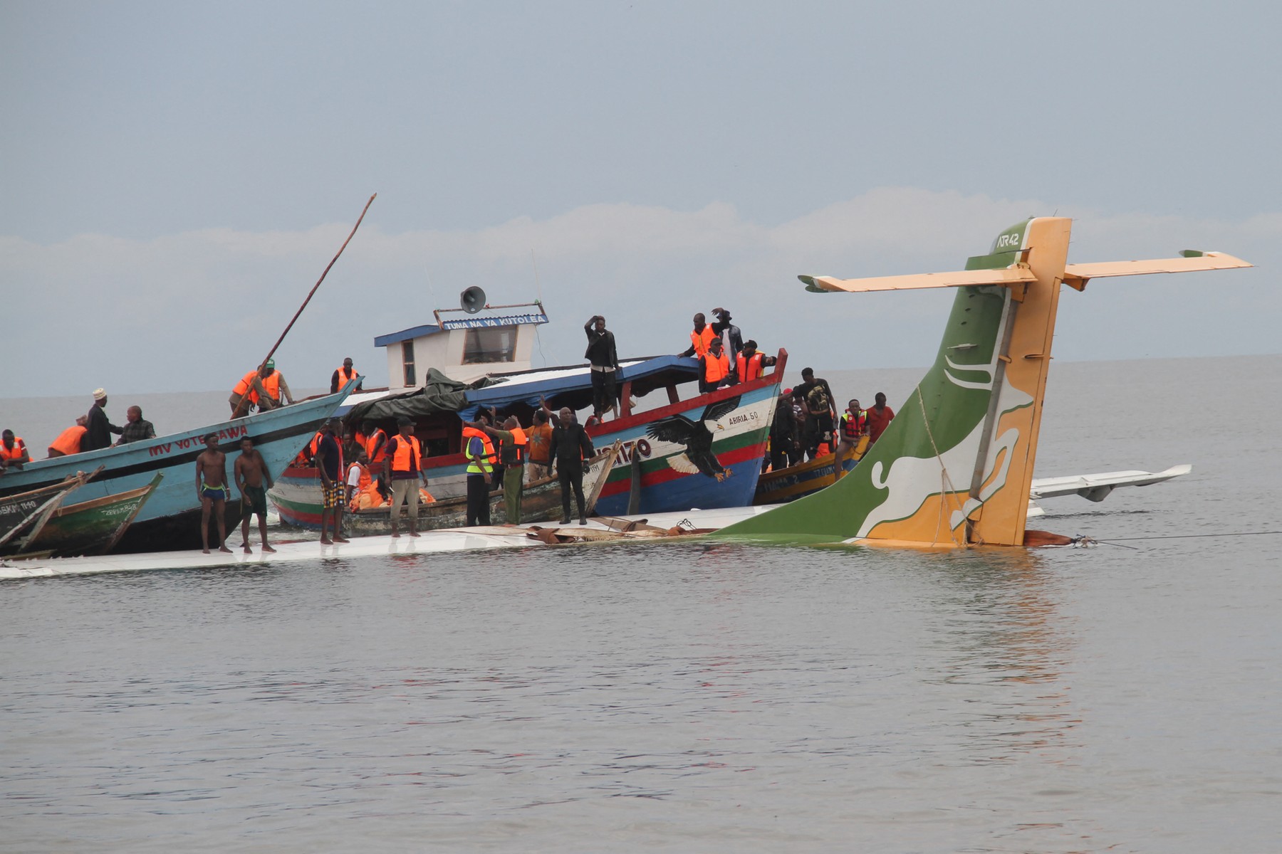 19 oameni au murit după ce un avion s-a prăbușit în cel mai mare lac din Africa. Accidentul a fost văzut de rudele din aeroport