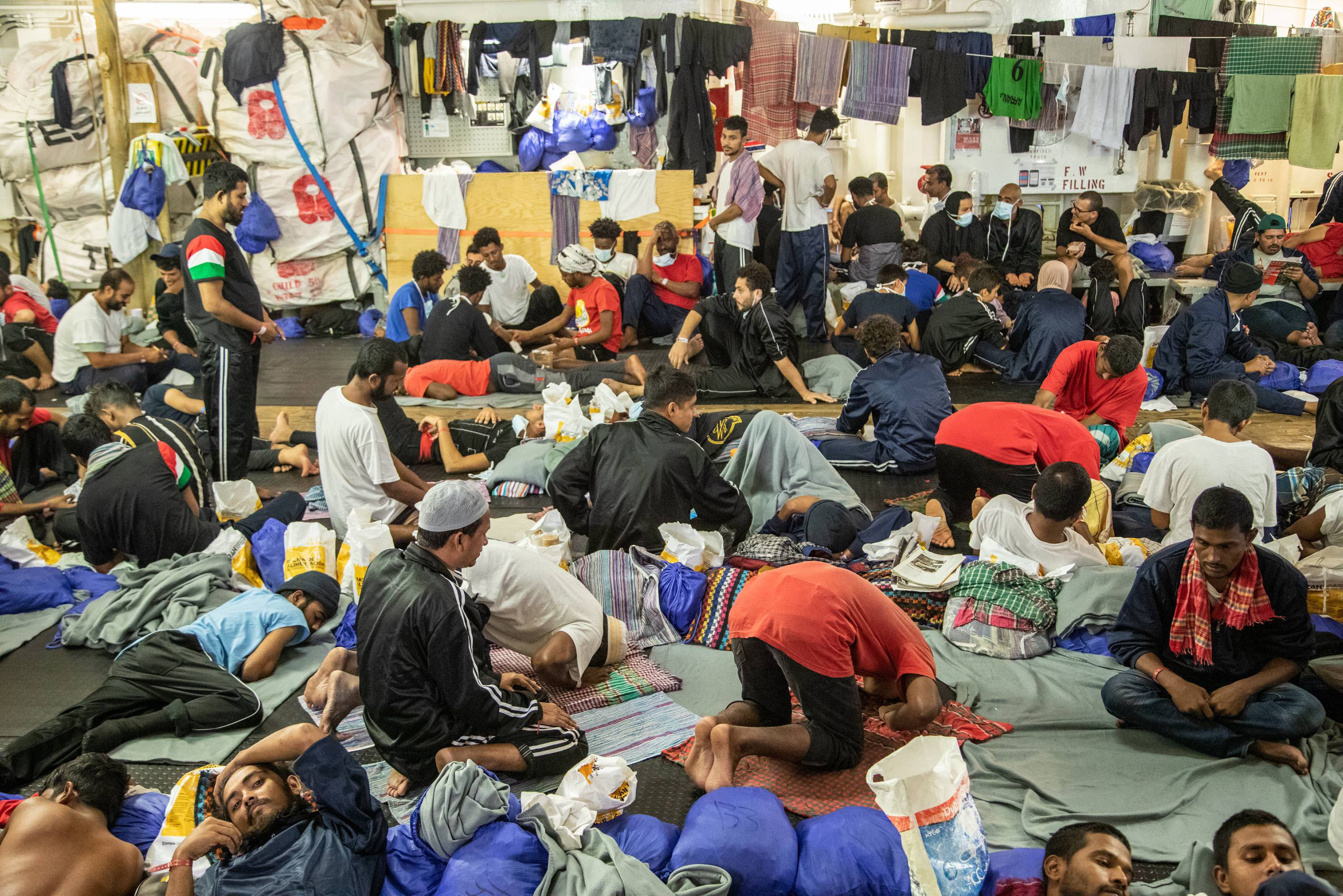 Zeci de migranți, împiedicați să intre în Italia de noul guvern Meloni. Doar minorii și bolnavii au fost lăsați