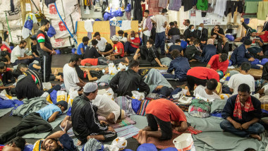 Italia nu permite decât debarcarea minorilor sau persoanelor bolnave de pe navele cu migranţi
