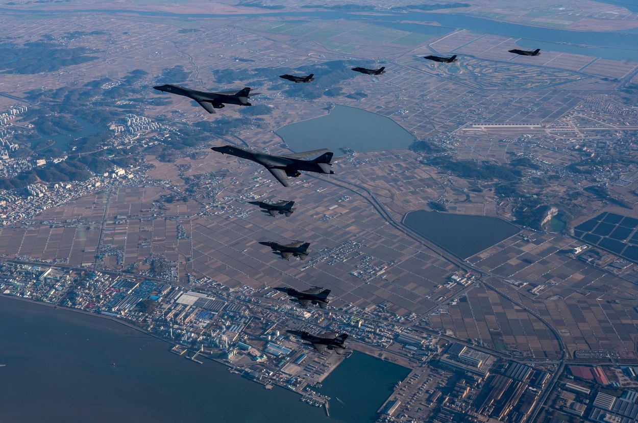 Kim Jong-un amenință că va răspunde "zdrobitor" la exercițiile militare SUA-Coreea de Sud. Imagini de la manevrele "Vigilant Storm"