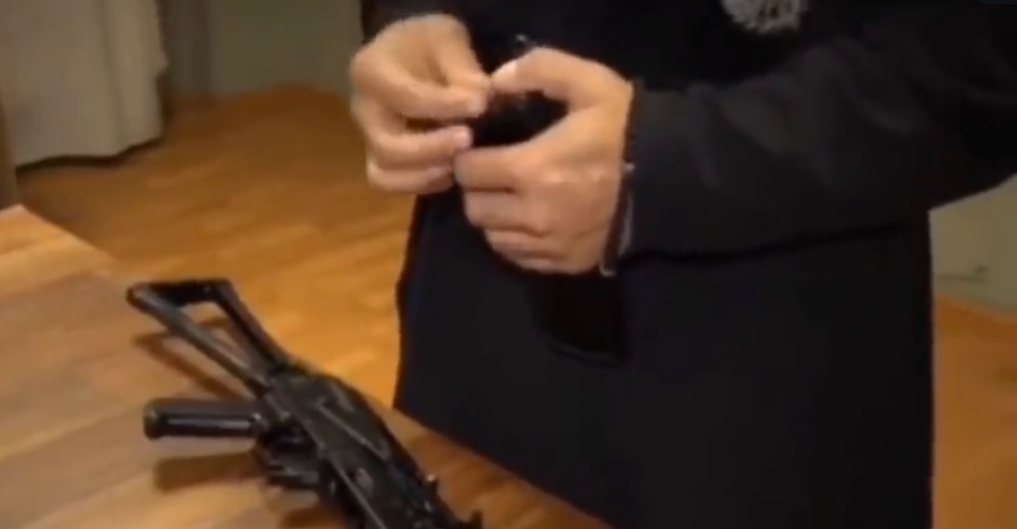 VIDEO. Un călugăr îi învață pe soldații ruși cum se încarcă în stil ortodox un Kalașnikov