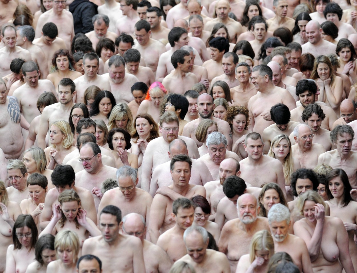 Un artist caută mii de voluntari pentru o fotografie nud. Mesajul pe care vrea să-l transmită