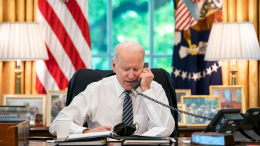 Joe Biden vorbește la telefon
