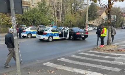 O mașină de poliție aflată în misiune a fost izbită în plin, în București. Doi polițiști au ajuns la spital