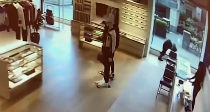 Un hoț dintr-un magazin a fost prins după ce a confundat ușa cu fereastra