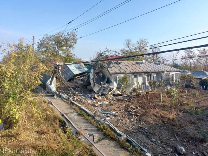 Un șofer din Ucraina a adormit la volan și TIR-ul său a doborât un stâlp, a spulberat o dubiță și a trecut prin două curți