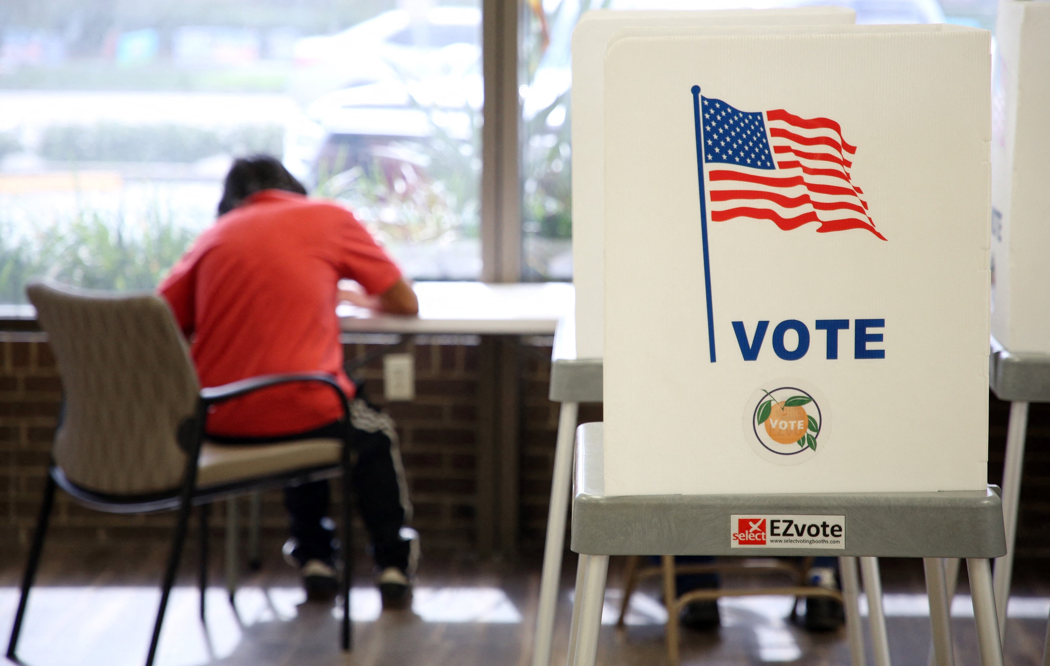 Alegeri cruciale în SUA: S-au deschis urnele. Pentru ce ies americanii la vot