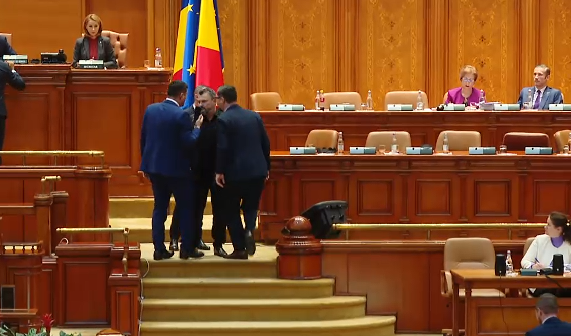 VIDEO Deputat AUR, aproape să sară la bătaie în Parlament în timp ce George Simion vorbea la tribună