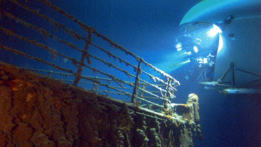 Un submersibil cercetează epava Titanicului