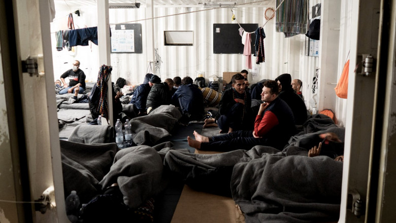 refugiați într-o cameră pe un vas de salvare