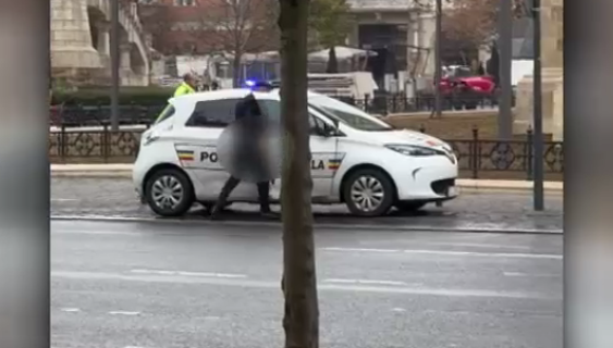 VIDEO. Doi polițiști locali au pornit girofarul mașinii ca să parcheze ilegal pe trotuar