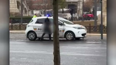 Polițiști locali care au parcat mașina pe trotuar