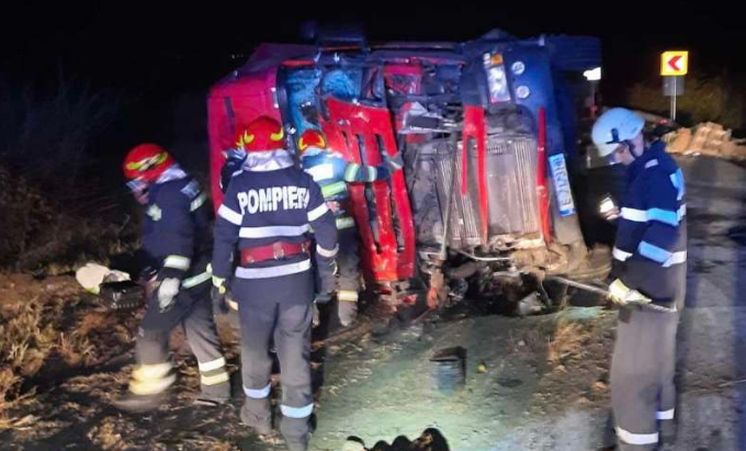 Şofer grec, de 71 ani, decedat pe DN 55, după ce s-a răsturnat cu un TIR