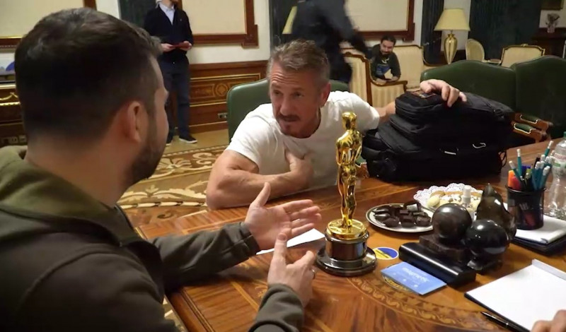 Sean Penn Gifts Oscar To Ukraine While Meeting President Zelensky In Kyiv