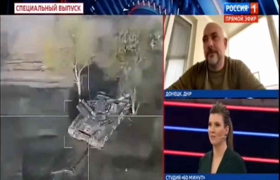 Dialog la televiziunea rusă. „Păpușa lui Putin” întreabă despre „succesele” armatei. Un corespondent îi răspunde: „Înaintăm 3 cm pe zi”