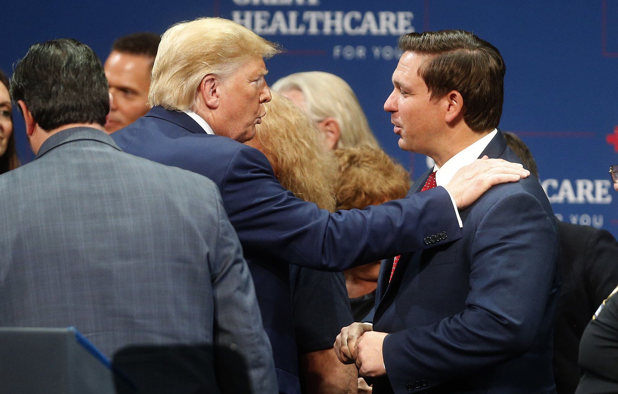 Donald Trump îl atacă pe principalul său rival republican pentru Casa Albă, Ron DeSantis. „Este lipsit de loialitate”
