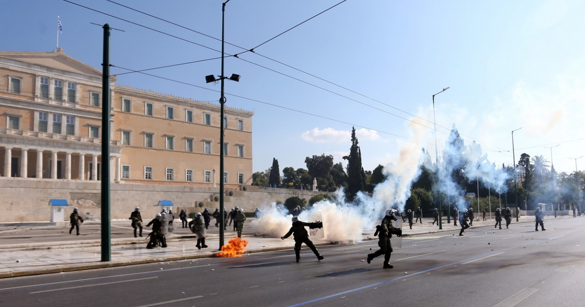ΒΙΝΤΕΟ.  Χάος στο κέντρο της Αθήνας λόγω βίαιων διαδηλώσεων.  Οι άνθρωποι απαιτούν υψηλότερους μισθούς, δυσαρεστημένοι με τον πληθωρισμό και την ενεργειακή κρίση