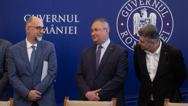 Kelemen Hunor, Nicolae Ciucă și Marcel Ciolacu vorbesc la o ședință a Coaliției de guvernare.