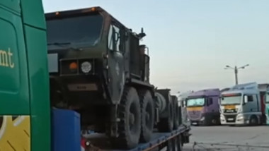 Camion militar pe o platforma de transport
