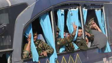 Militari sirieni într-un autobuz.