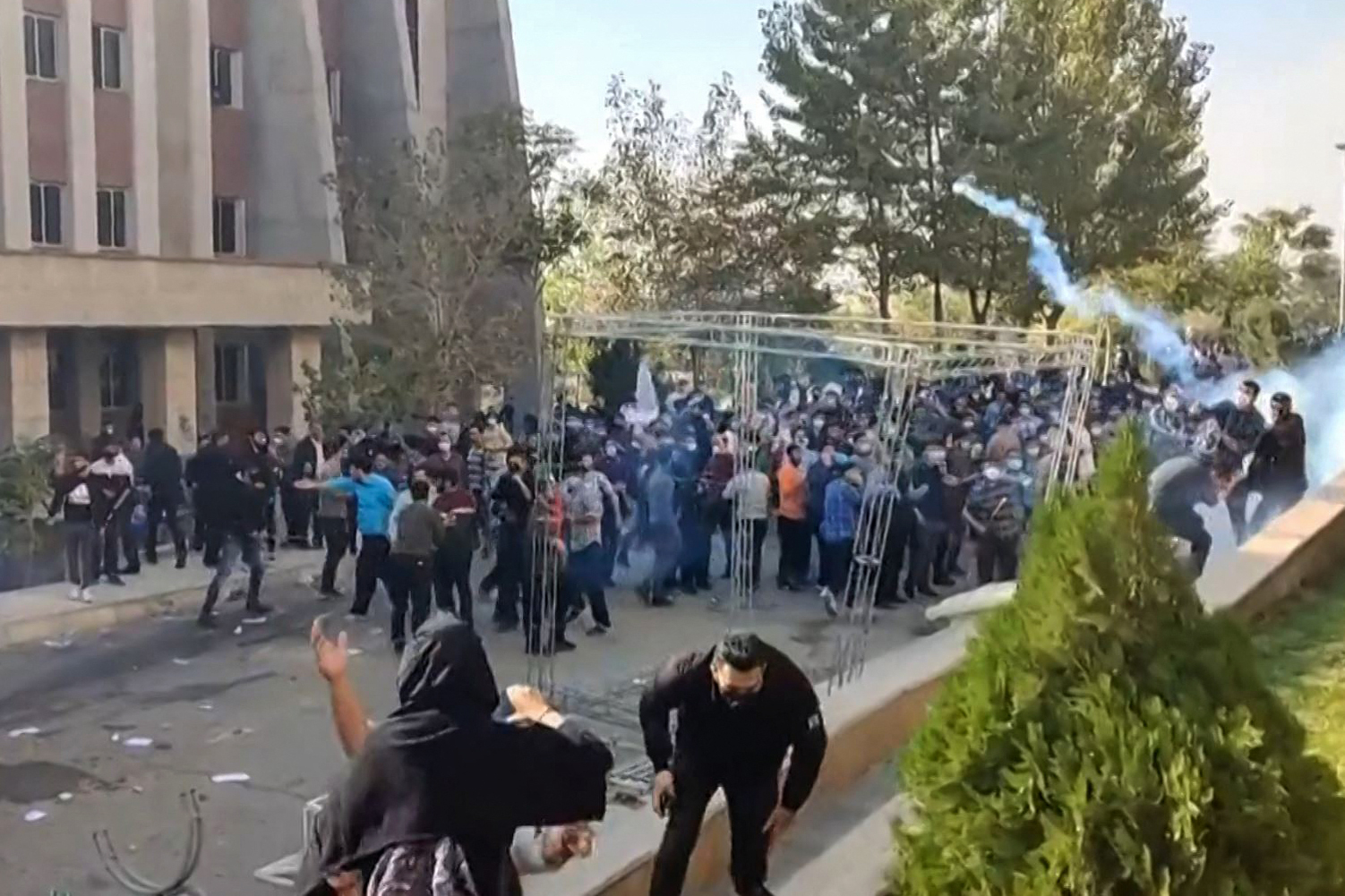 Deși revolta împotriva regimului continuă, Iranul anunță procese publice pentru 2.000 de protestatari