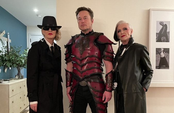 FOTO Elon Musk a postat pe Twitter poze de Halloween costumat alături de mama sa